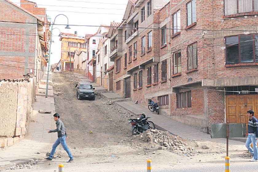 DEMORA. Los escombros y la tierra removida impiden a los habitantes de Surapata desarrollar normalmente sus actividades
