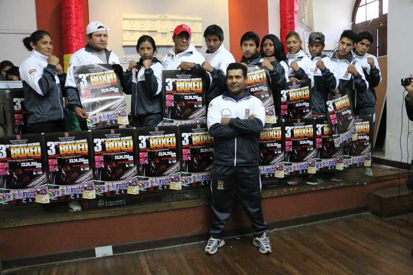 Los pugilistas chuquisaqueños presentaron ayer el afiche del Campeonato Nacional de Boxeo, que iniciará el jueves.