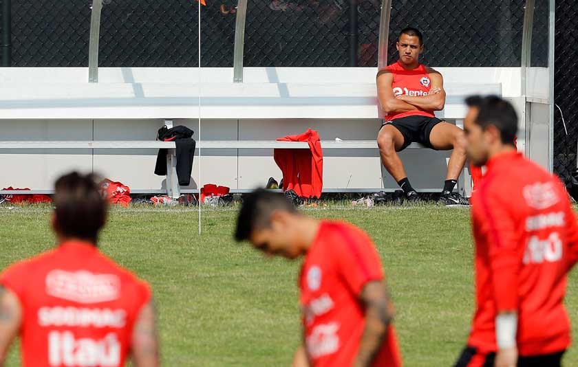 Alexis Sánchez, en reserva, mira desde el banquillo la práctica de la Roja, que enfrentará mañana a Colombia