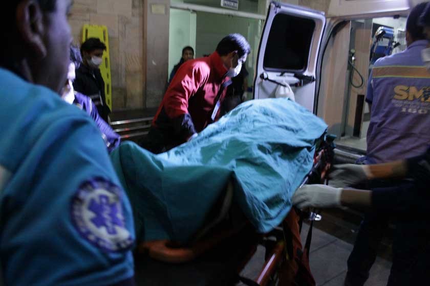 TRAGEDIA. Los heridos del accidente cerca de Yamparáez llegaron a Emergencias del Hospital Santa Bárbara.