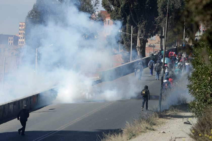 ENFRENTAMIENTOS. Un grupo de trabajadores de la COB choca con la Policía, que intenta desbloquear una de las vías paceña