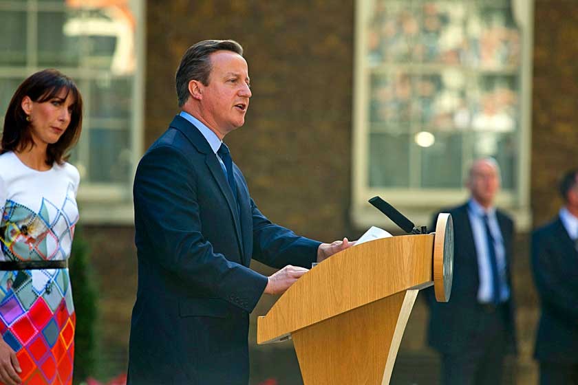 DIMISIÓN. El primer ministro, David Cameron (d), anuncia su intención de dimitir en octubre junto con su esposa