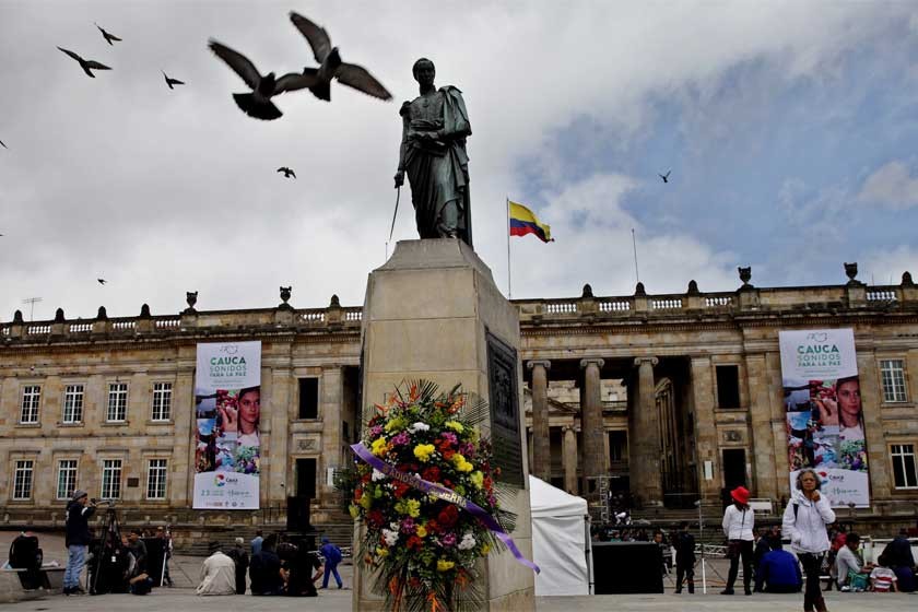 ESPERANZA. Vista de una corona fúnebre con una cinta marcada como "Adiós a la guerra" en la Plaza de Bolívar de Bogotá