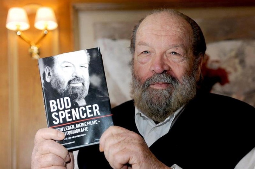 Fotografía de archivo que muestra al actor italiano Bud Spencer durante la presentación de su libro autobiográfico. EFE
