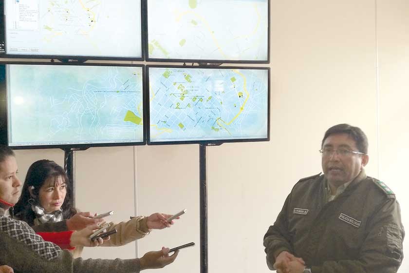 MONITOREO. El teniente coronel Bismack Pereyra demuestra el nuevo sistema de comunicación en el CADI.