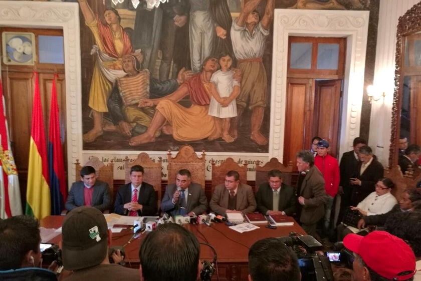 Arciénega y autoridades de San Francisco Xavier durante la conferencia de prensa. Foto: Richard Mamani