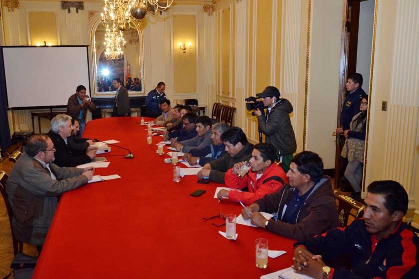 NEGOCIACIÓN. El diálogo se reinstaló ayer en la Vicepresidencia con representantes del Gobierno y de la COB.