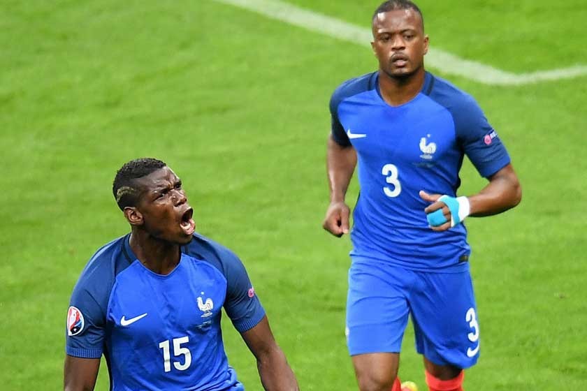 Paul Pogba (i) y Patrice Evra festejan uno de los tantos de la goleada de Francia sobre Islandia, en la Eurocopa.
