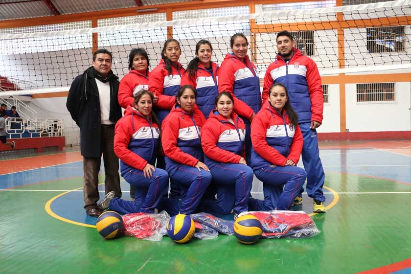 El equipo de Universitario se prepara para jugar la fase final de la Liga Superior del Voleibol Boliviano, en Cochabamba