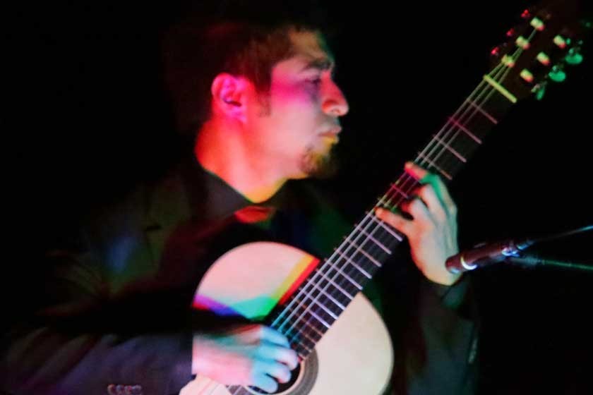 GUITARRISTA. El mexicano Iván Resendiz interpretó entre otras "Recuerdos de Alhambra".