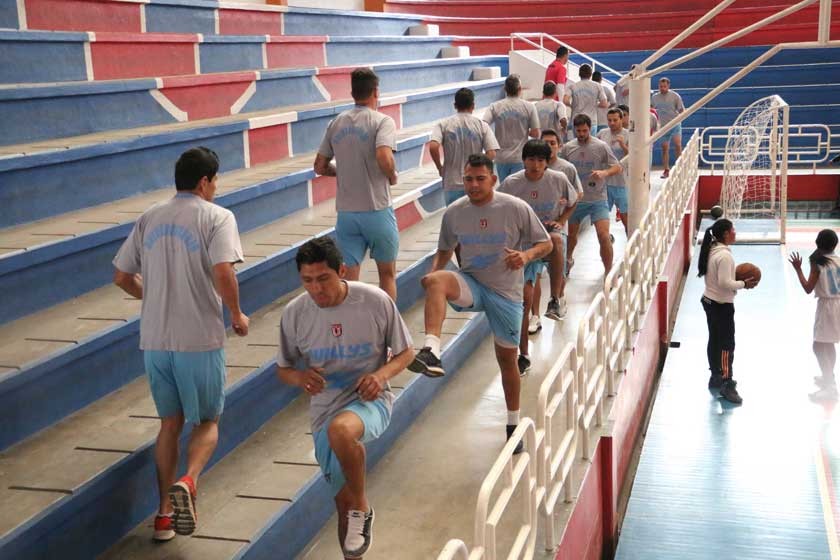 El brasileño Giancarlo Lopes (c) participó ayer en el entrenamiento, que estuvo enfocado en la parte física