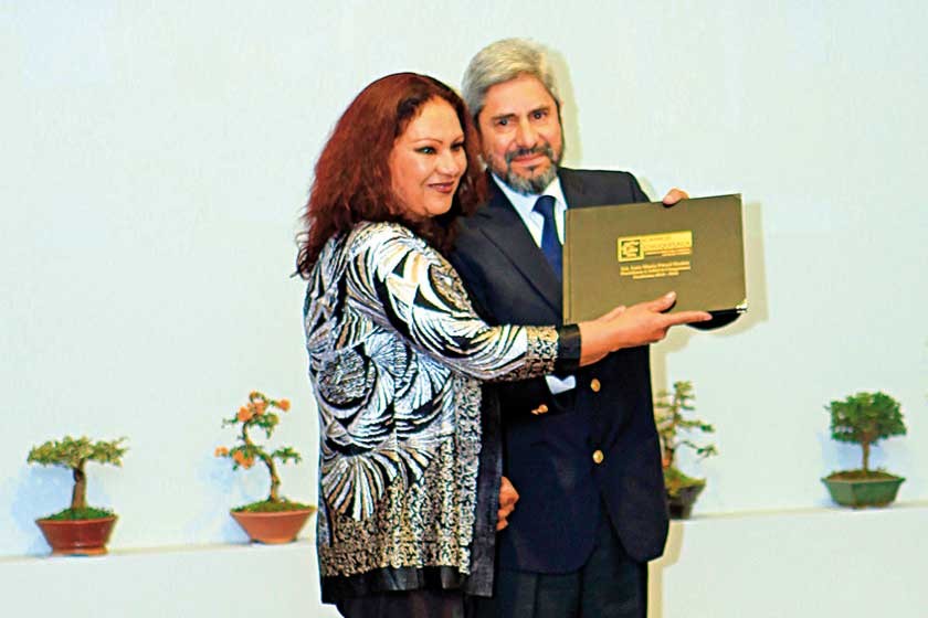 Sussy de Lagrava otorgó un reconocimiento al past presidente Luís María Porcel.