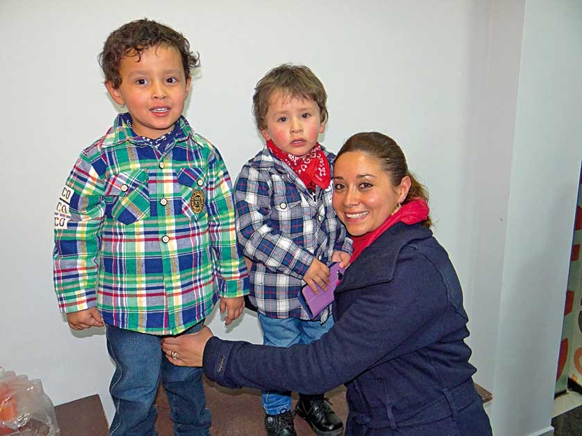 Emanuel y Caleb Torrez Careaga junto con su mamá,  Ruth Careaga.