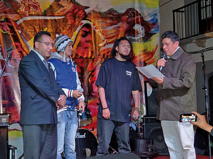 Kaypi Rap recibiendo el reconocimiento del alcalde Iván Arciénega