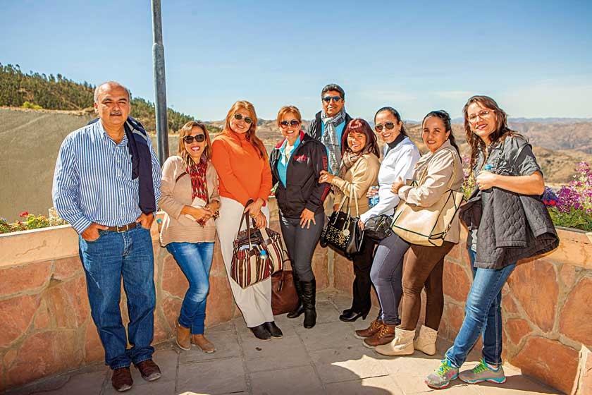 Padres de familia acompañan a los estudiantes  en el Parque Cretácico.