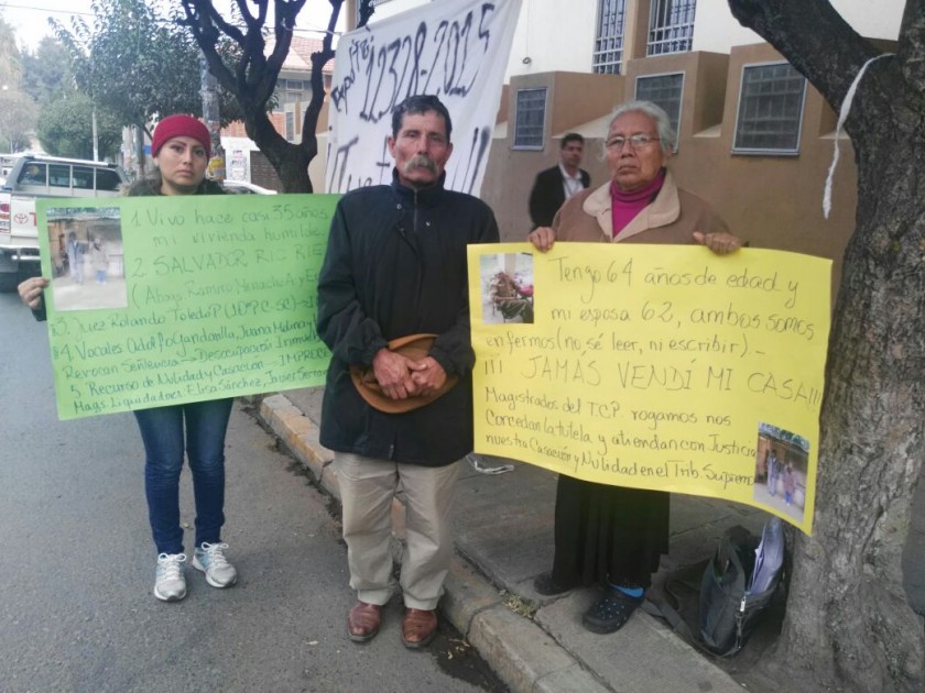 Los afectados en su vigilia a puertas del TCP. FOTO: CORREO DEL SUR