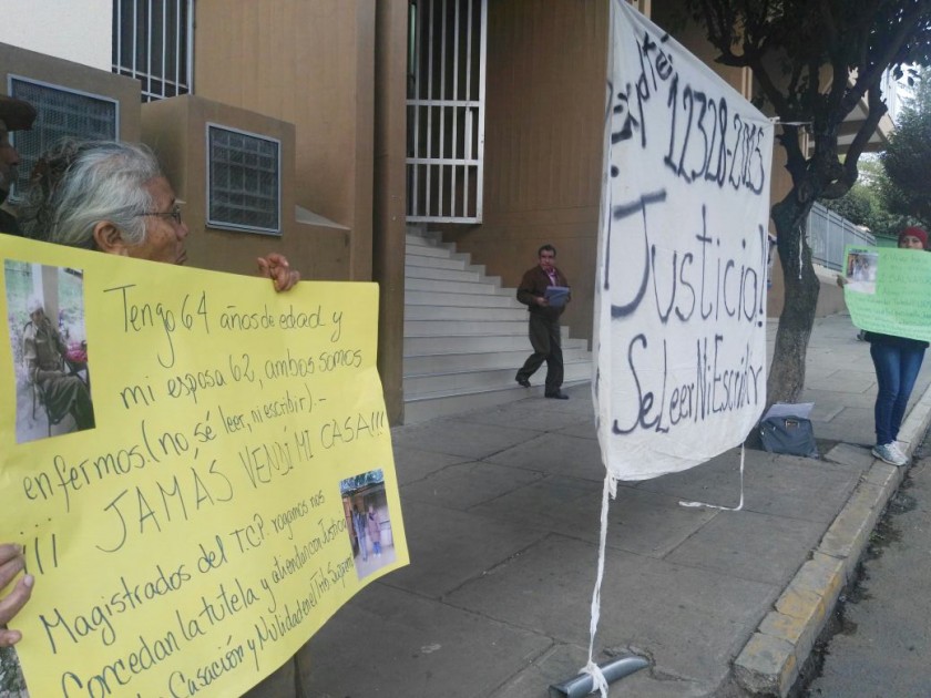 Los afectados en su vigilia a puertas del TCP. FOTO: CORREO DEL SUR