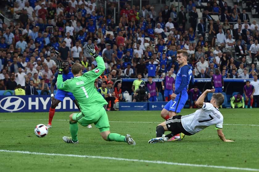 El francés Antoine Griezmann vulnera al arquero alemán Manuel Neuer y anota el segundo gol para sentenciar el pase