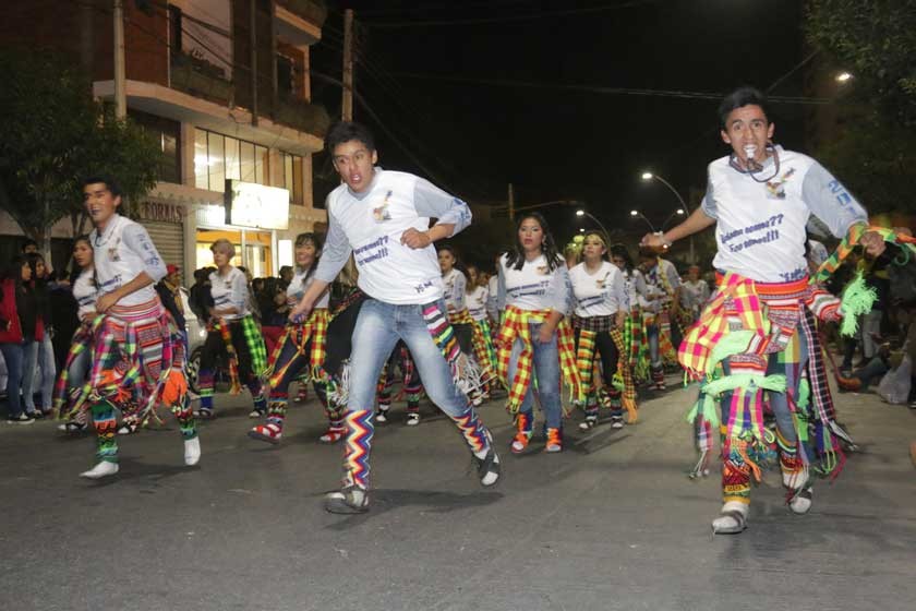 CONVITE. Los universitarios bailaron por el recorrido de la entrada folclórica, pero no ingresaron al centro