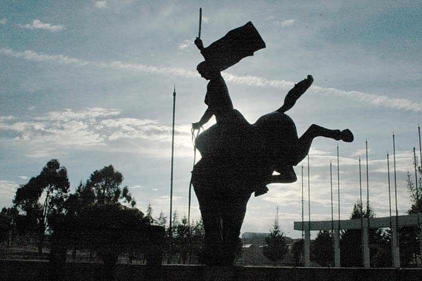SUCRE. El monumento a la heroína Juana Azurduy de Padilla en el aeropuerto que lleva su nombre, ahora sin funcionamiento
