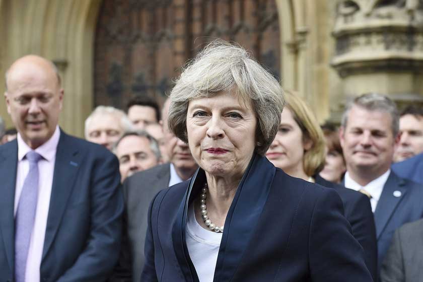 DIRIGENTE. La ministra británica de Interior, Theresa May (c), ofrece una rueda de prensa delante del parlamento