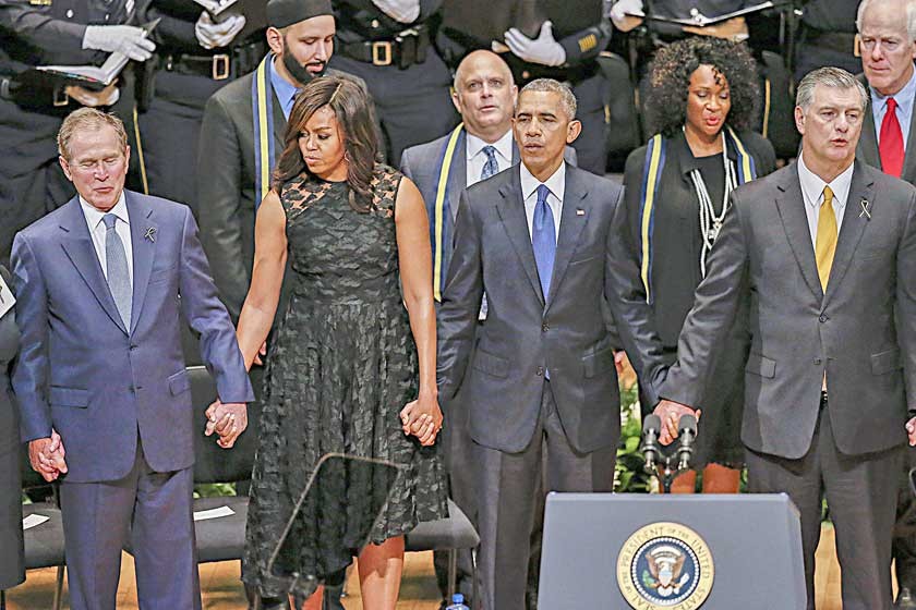 PROPUESTA. Barack Obama junto con el alcalde de Dallas, Mike Rawlings (d), George W. Bush (i) y la primera dama