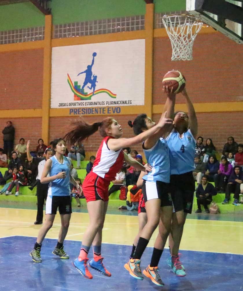 La selección de Quillacollo se recuperó con una victoria sobre el quinteto local, anoche, en el coliseo Tito Álfred.