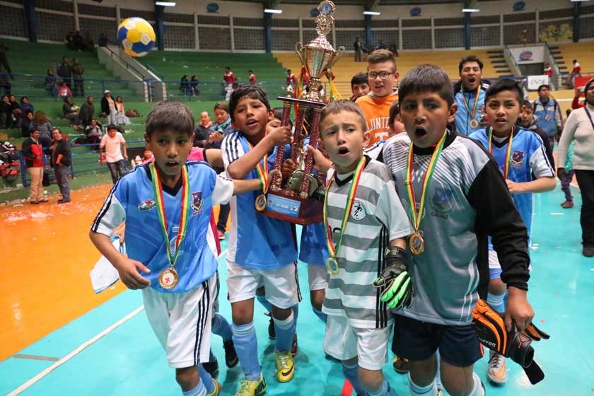 Los niños de la selección orureña festejaron el título conseguido anoche, en el certamen nacional de fútbol de salón.
