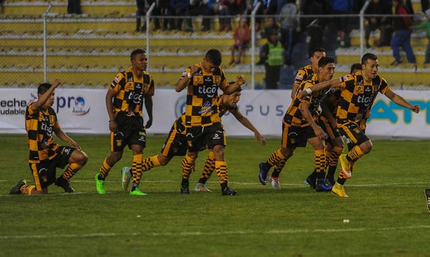 Los jugadores atigrados celebran el triunfo en la tanda de los penales, vía por la cual eliminaron a Bolívar