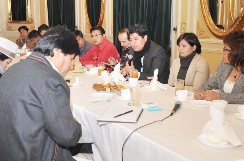 Evo Morales y la ministra Marianela Paco (i) se reunieron con representantes de periodistas. Foto: ABI