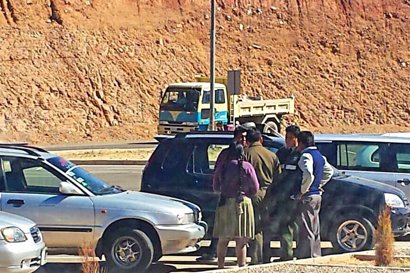INDICIDENTE. Choferes de taxis y trufis sindicalizados increparon al conductor de un minibús que pretendía trasladar...