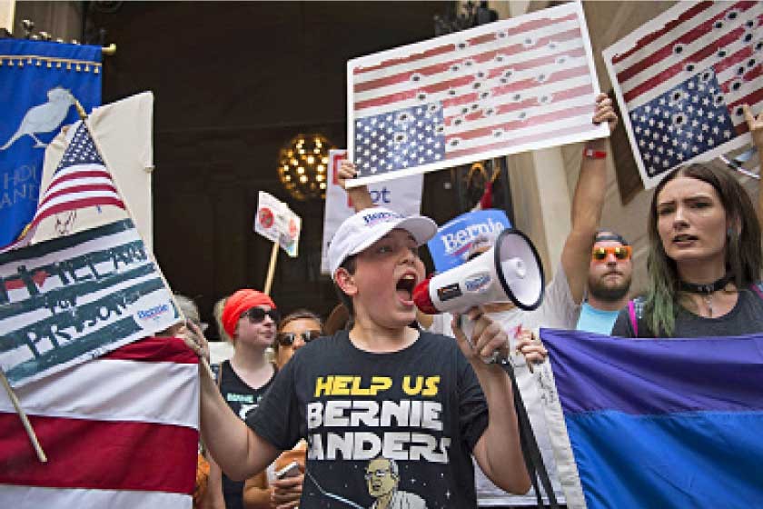 APOYO. Un grupo de jóvenes se manifiestan en apoyo al senador por el estado de Vermont Bernie Sanders frente al Ayuntami