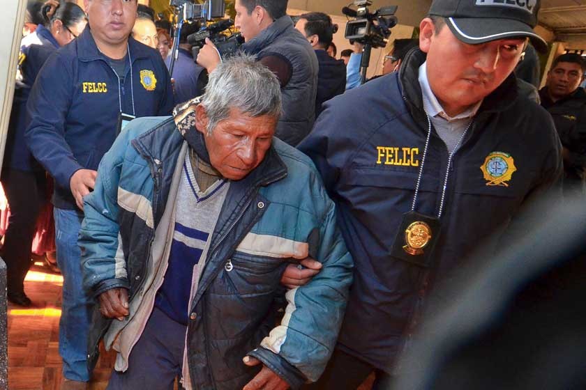 APREHENDIDO. La Policía conduce a uno de los espiritistas que supuestamente habría autorizado la muerte de Nelly Negrete