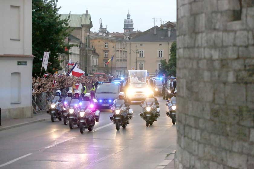 VISITA. El papa Francisco se transporta en su papamóvil, en dirección al palacio de los Arzobispos de Cracovia