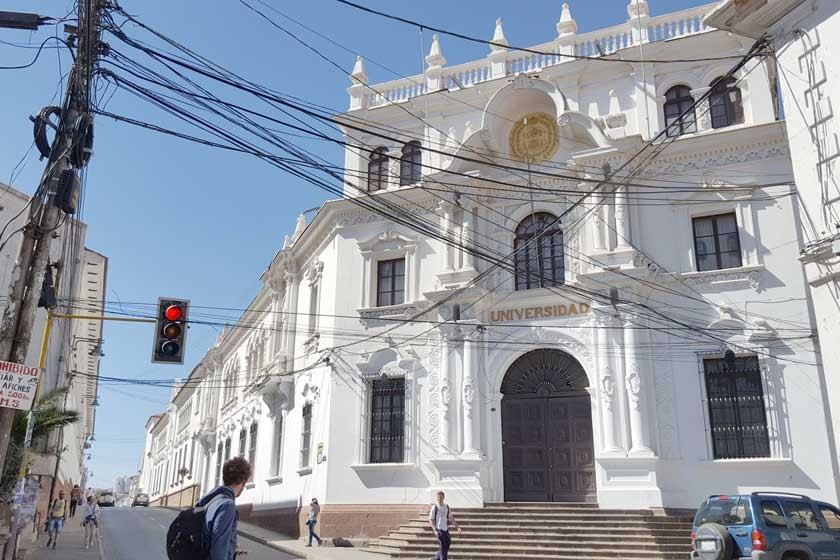 PRESIÓN. Trabajadores administrativos de San Francisco Xavier mantienen el paro, sin embargo, se podría suspender luego