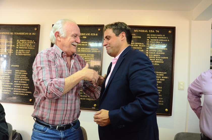 El argentino Ángel Guillermo Hoyos (d) fue presentado ayer como nuevo entrenador de la Selección Nacional.