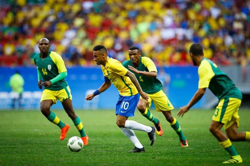 El brasileño Neymar no pudo brillar en el partido que su selección jugó ayer frente a Sudáfrica, en el inicio del fútbol