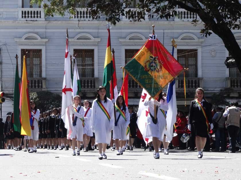 Estudiantes rinden homenaje a la Patria en su 191 aniversario