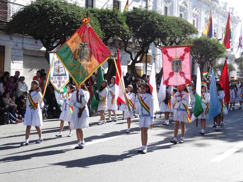 Estudiantes rinden homenaje a la Patria en su 191 aniversario