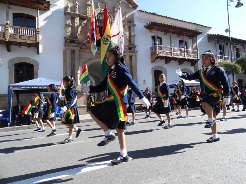 Estudiantes rinden homenaje a la Patria en su 191 aniversario