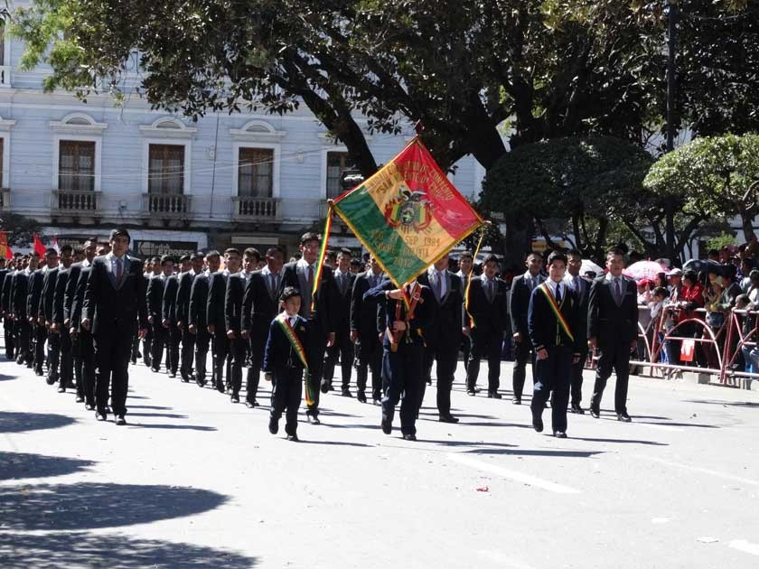 Estudiantes rinden homenaje a la Patria en su 191 aniversario