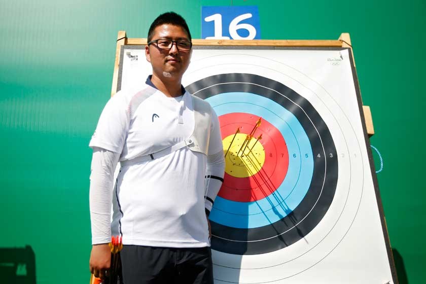 El surcoreano Kim Woojin (arriba) fue el mejor en las primeras pruebas de tiro con arco en el Sambódromo.