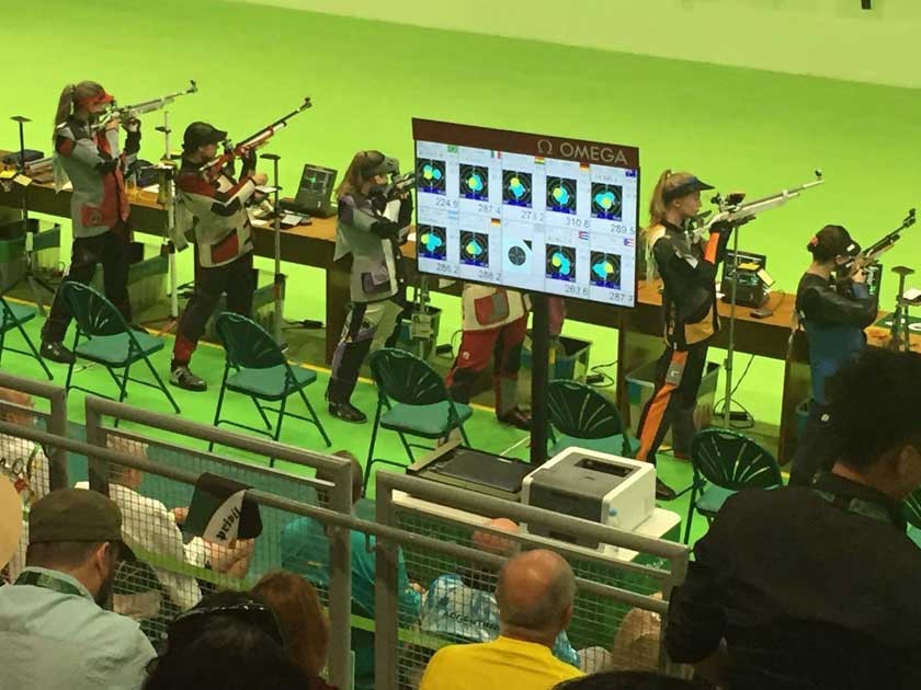 Ana Carina García (tercera de la derecha) quedó eliminada en la fase clasificatoria de la categoría pistola de aire