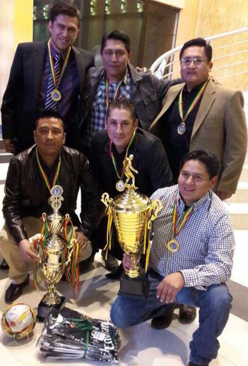 Los campeones de la categoría Senior, Genuinos ’97.