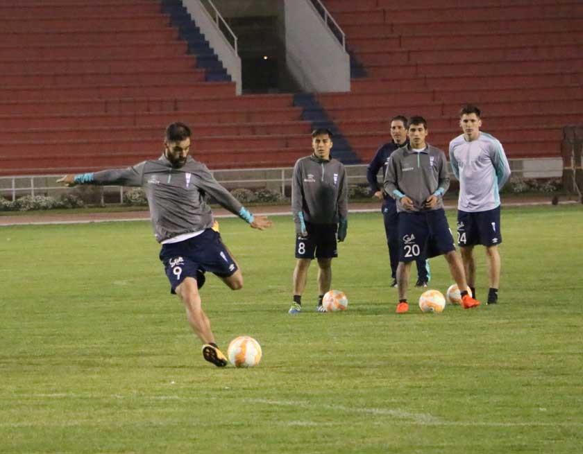 La Universidad Católica de Chile entrenó ayer en Sucre antes de trasladarse hoy a la Villa Imperial.