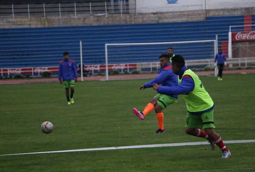 El equipo estudiantil sostuvo una práctica de fútbol ayer en el estadio Patria, para definir a su onceno