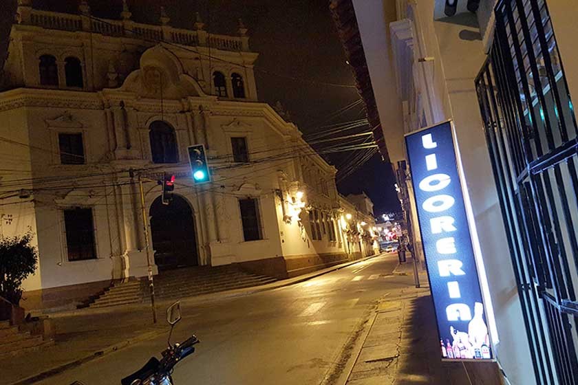 INFRACCIÓN. Un microempresario abrió su licorería frente al edificio central de la Universidad San Francisco Xavier