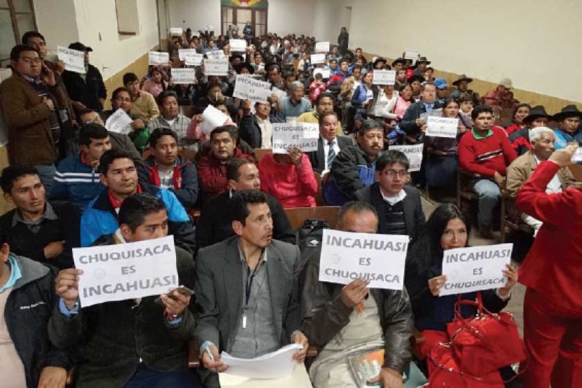 ASAMBLEA. Los participantes portan letreros con la leyenda "Incahuasi es Chuquisaca" en señal de reclamo por el campo