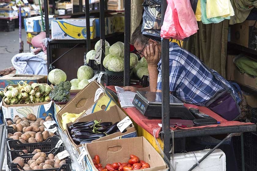 TENSIÓN. Un vendedor de fruta ofrece sus productos en una plaza de Kiev, Ucrania. La tensión con Rusia vuelve a afectar