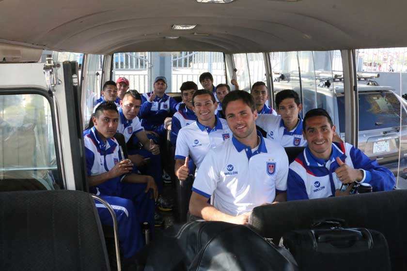 El equipo estudiantil concentró en el estadio Patria antes de ausentarse ayer a La Paz, donde hoy jugará frente a Bolíva